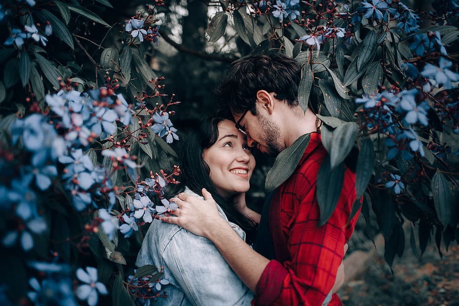 Man and Woman Hugging in the Middle of Flowers, adults, boyfriend, HD wallpaper
